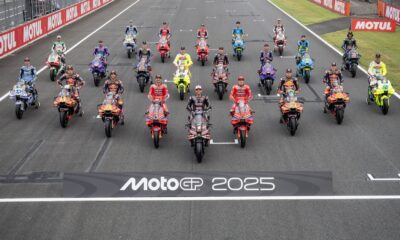 La foto di gruppo dei piloti MotoGP. Nel 2027 Liberty Media porterà cambiamenti per i team?