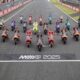 La foto di gruppo dei piloti MotoGP. Nel 2027 Liberty Media porterà cambiamenti per i team?