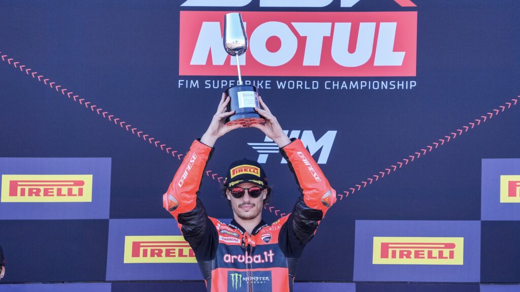 Nicolò Bulega sul podio di Jerez dopo la vittoria di Gara 2