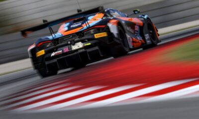 La #58 McLaren Garage 59 in curva sul circuito di Barcellona
