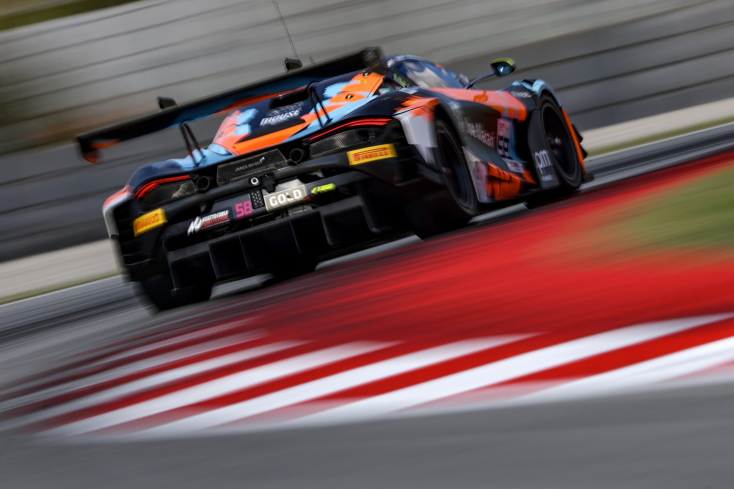 La #58 McLaren Garage 59 in curva sul circuito di Barcellona