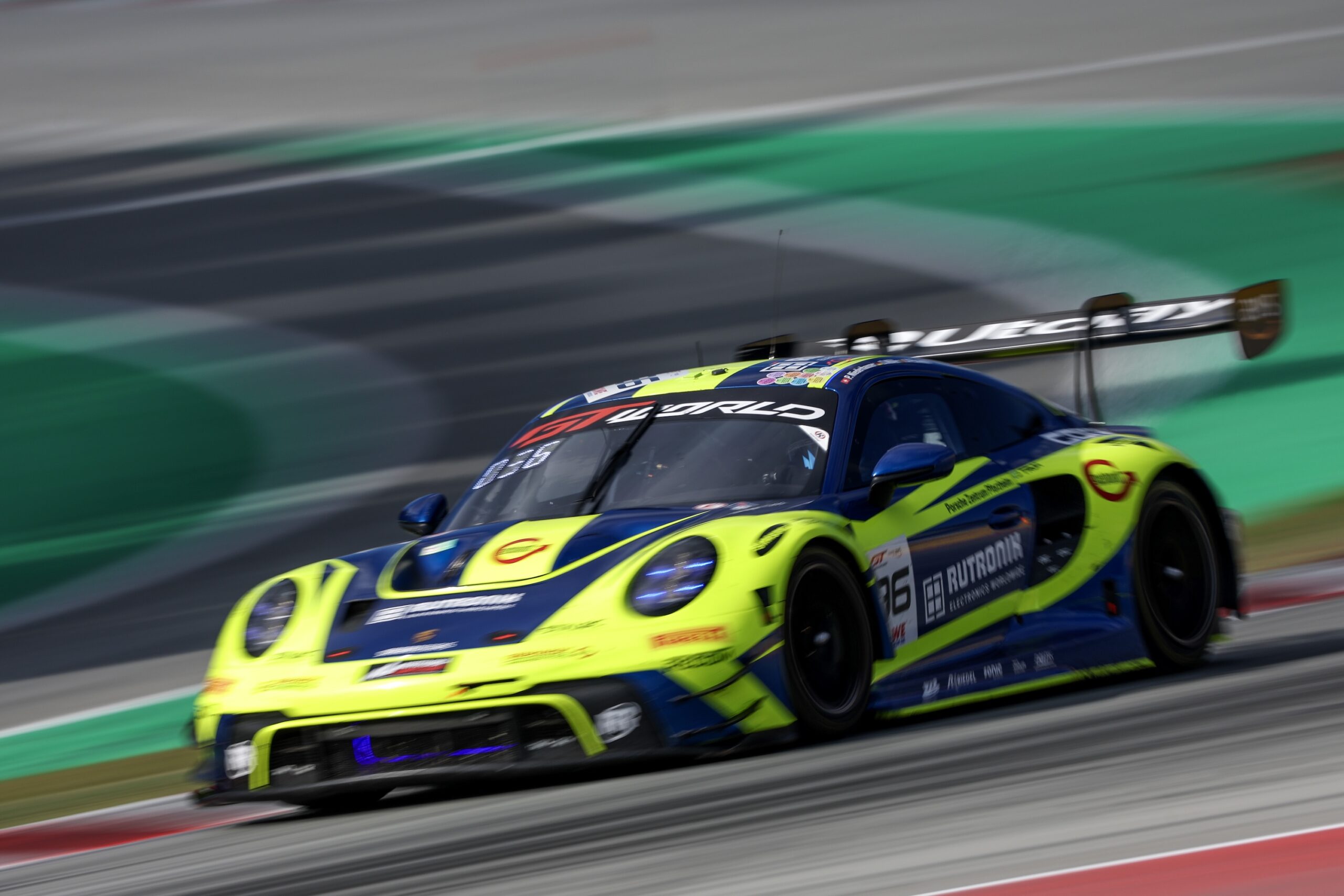La Porsche Rutronik #96 durante la 3 Ore di Barcellona 2025 del GTWCE