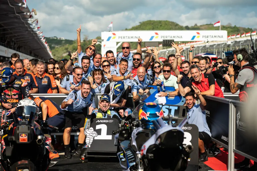 Aldeguer mentre festeggia con il team a Mandalika