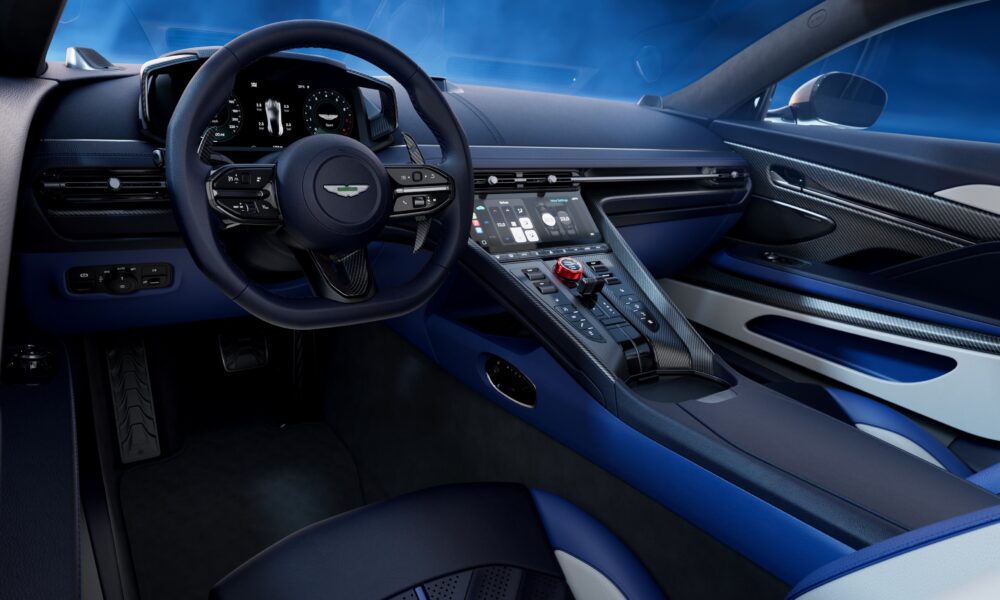 Aston Martin DB12 S abitacolo