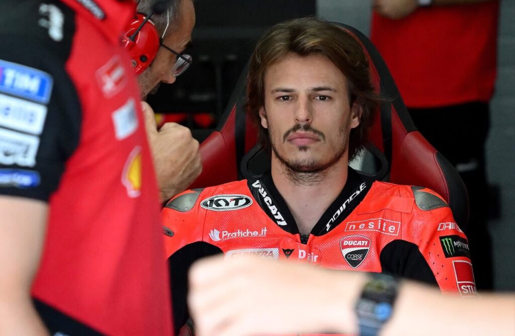 Bulega ai box durante il test di Jerez