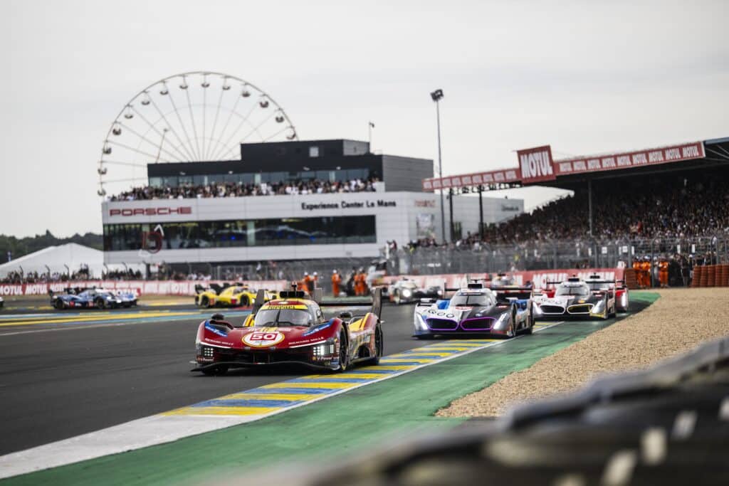 Hypercar sul rettilineo di Le Mans durante l'edizione 2025 della 24 Ore (© DPPI / FIA WEC)