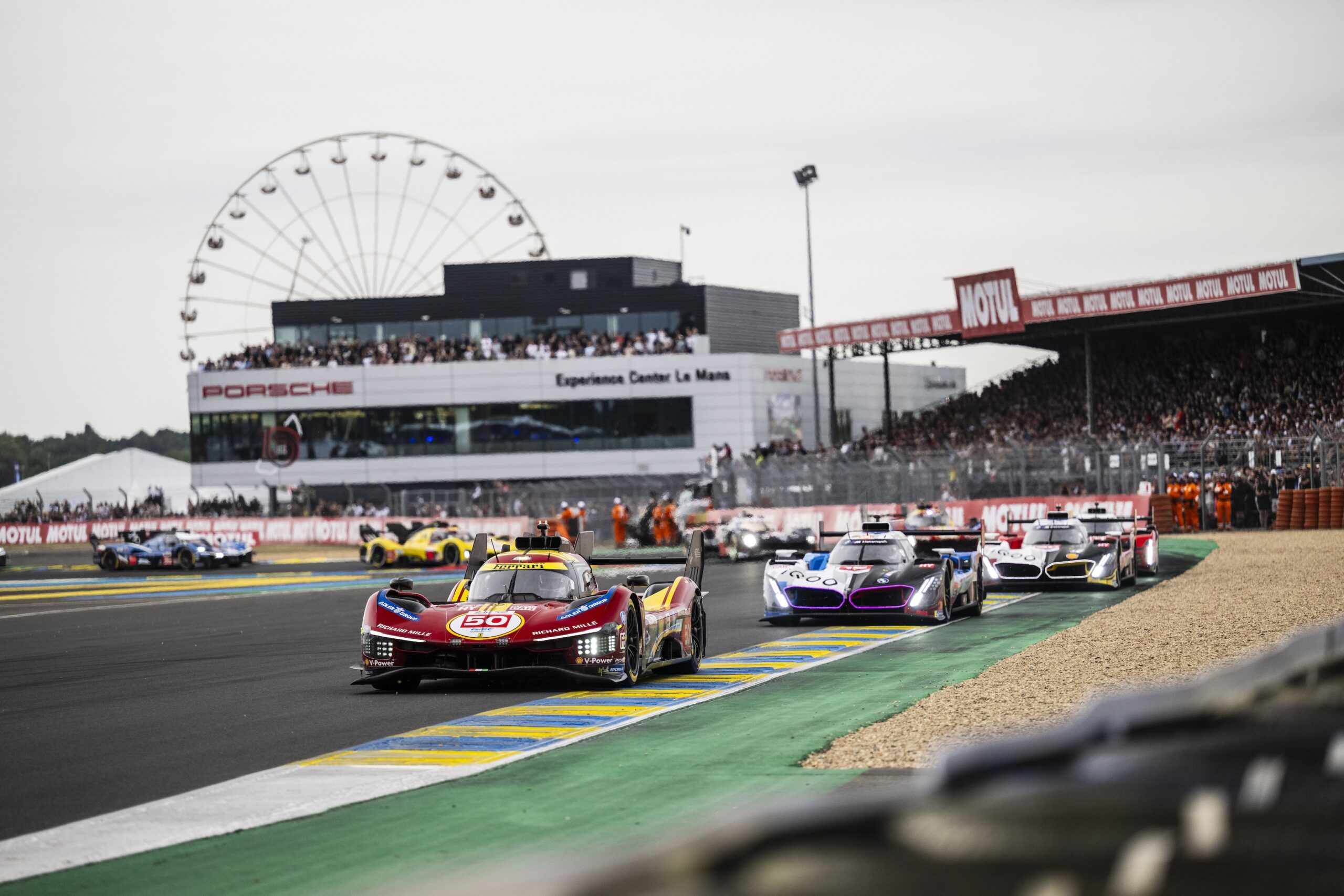 Hypercar sul rettilineo di Le Mans durante il WEC