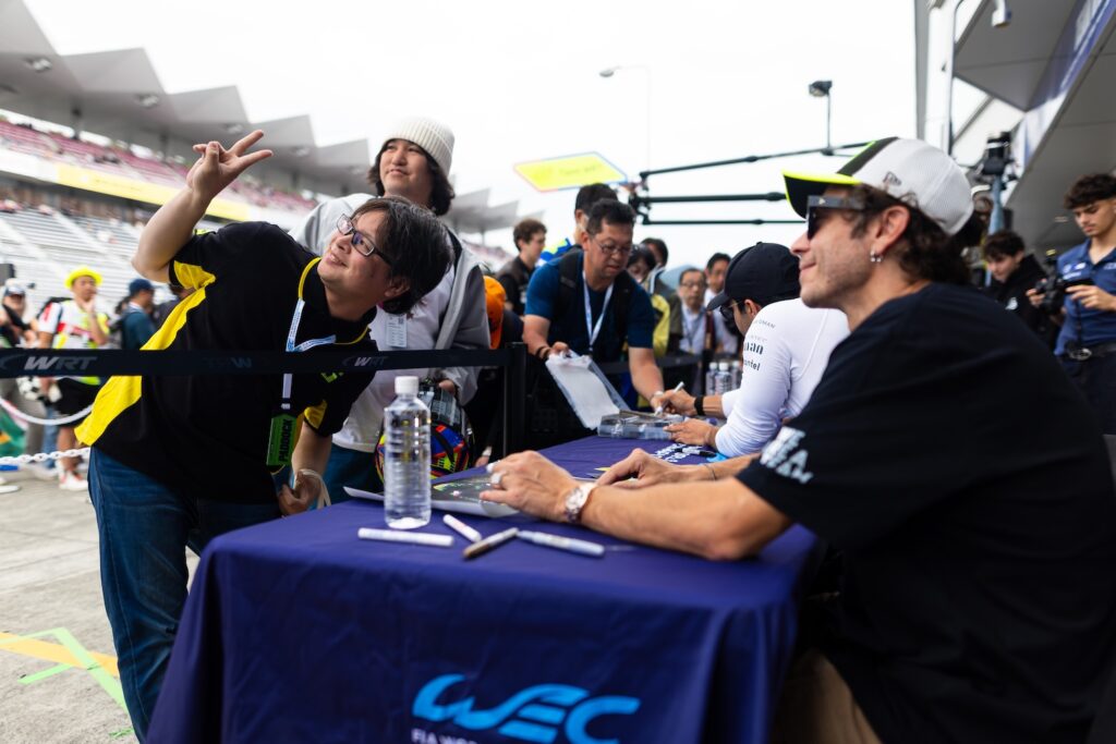 Valentino Rossi durante la sessione autografi al Fuji nel FIA WEC 2025