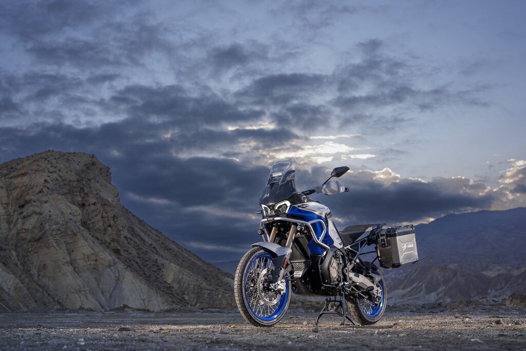 La Enduro Veloce 2026 nei colori Bianco PerlatoRC/Blu Nordico