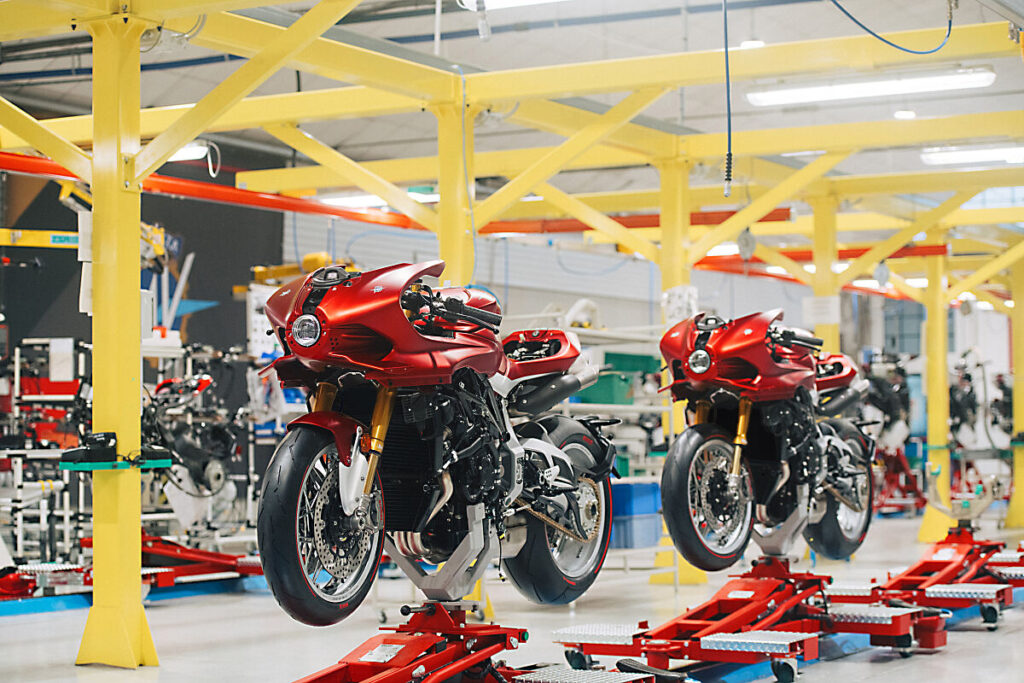 La linea di produzione MV Agusta, con alcune MV Superveloce