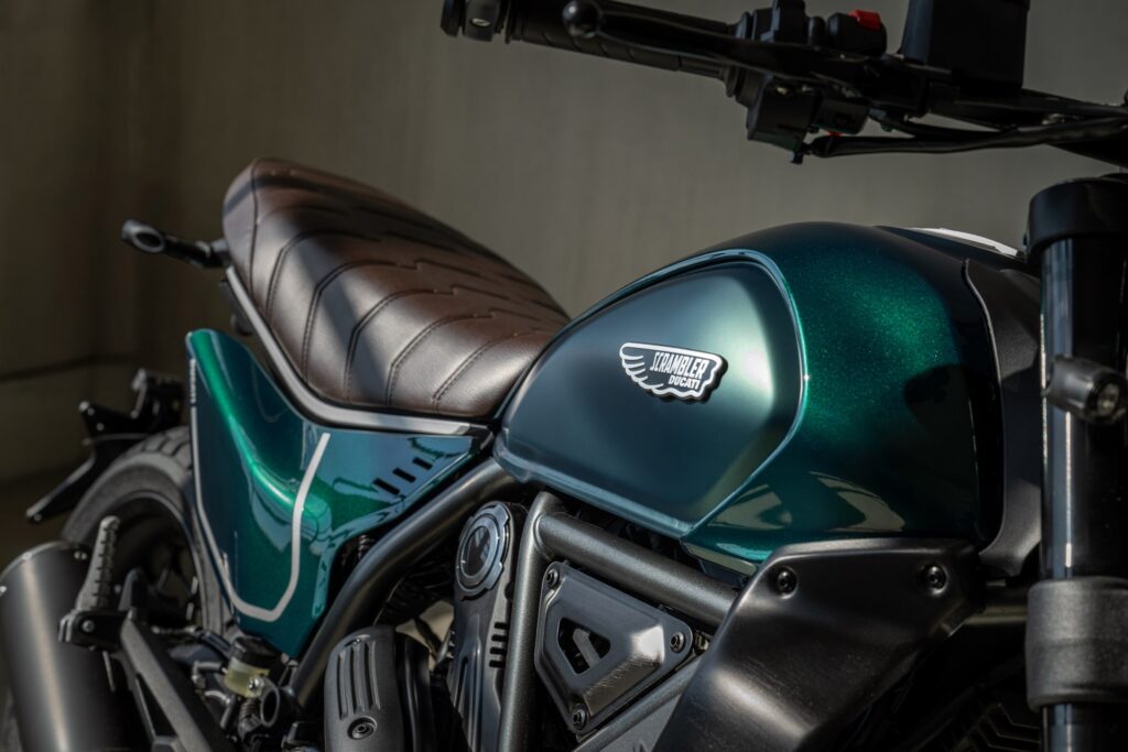 Il dettaglio della sella e del serbatoio della Ducati Scrambler Nightshift 2026