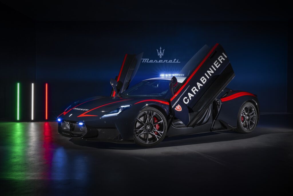 La prima Maserati dei Carabinieri con le portiere a forbice aperte (© Stellantis)