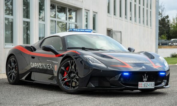 La Maserati MCPURA consegnata da Stellantis ai Carabinieri (© Stellantis)
