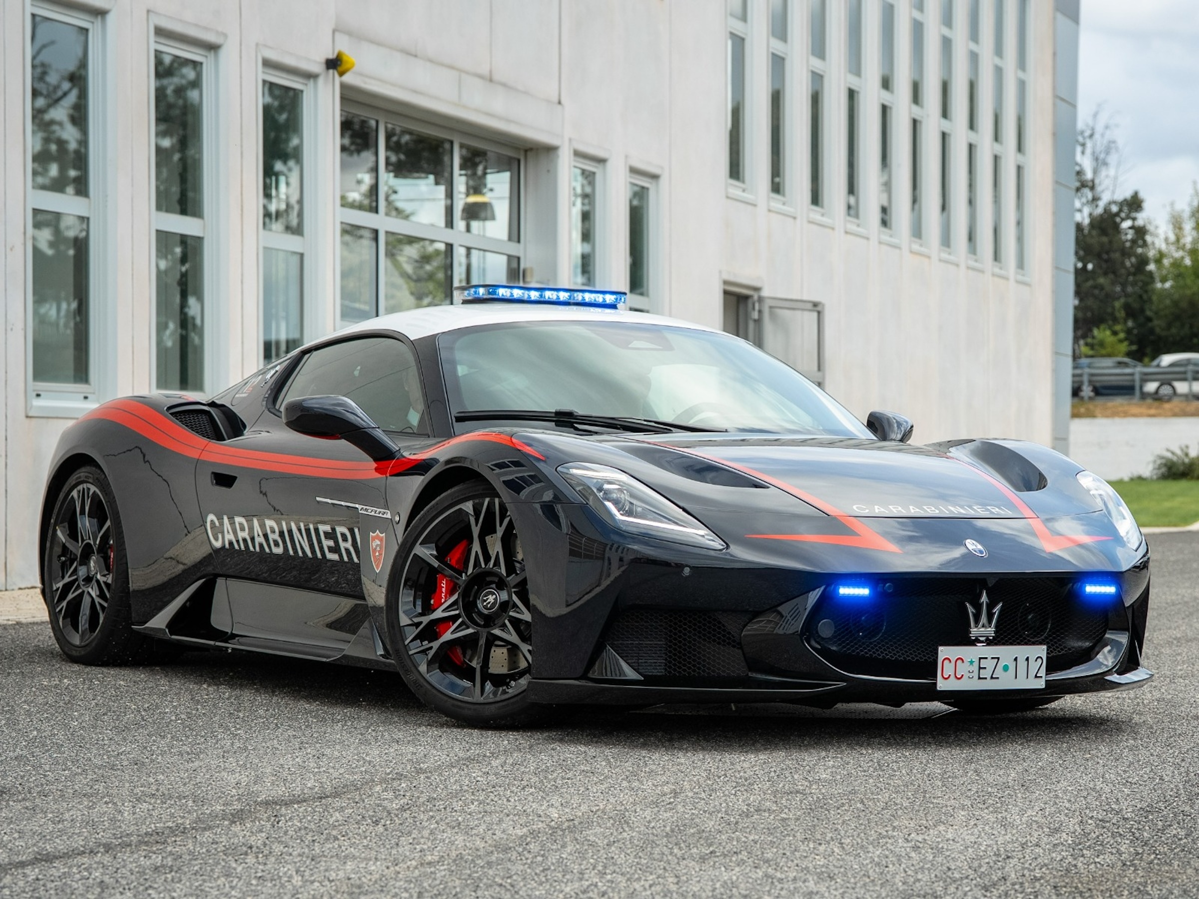 La Maserati MCPURA consegnata da Stellantis ai Carabinieri (© Stellantis)