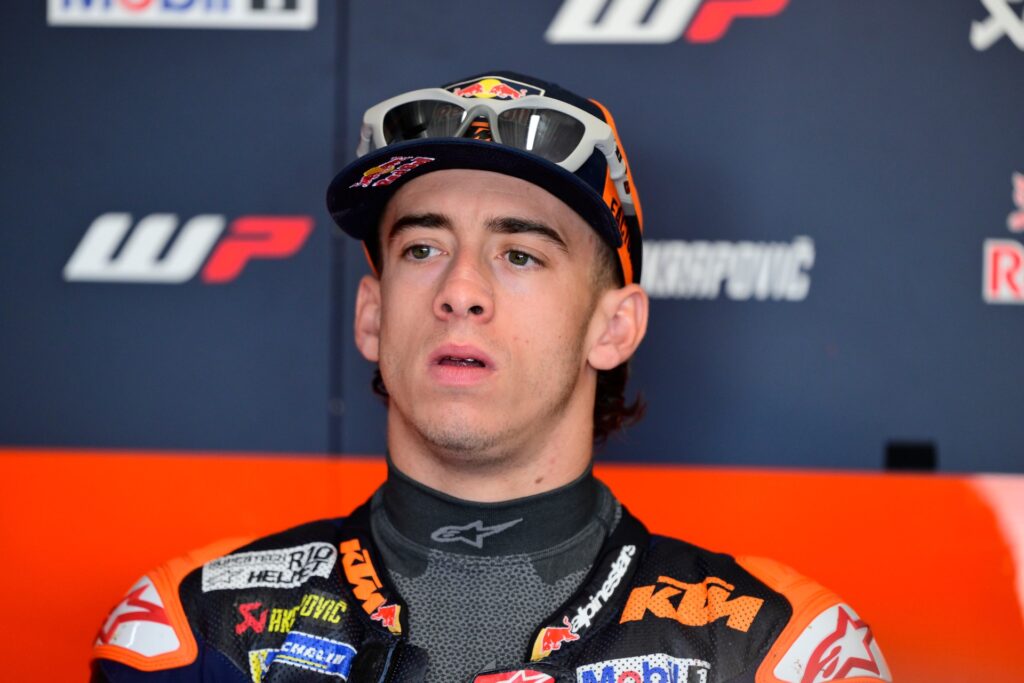 Pedro Acosta nei box di Phillip Island. Lo spagnolo è scettico nei confronti del cambio orario per il GP d'Australia 2025