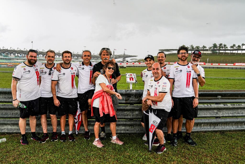 La commemorazione a Marco Simoncelli a Sepang da parte del team SIC58
