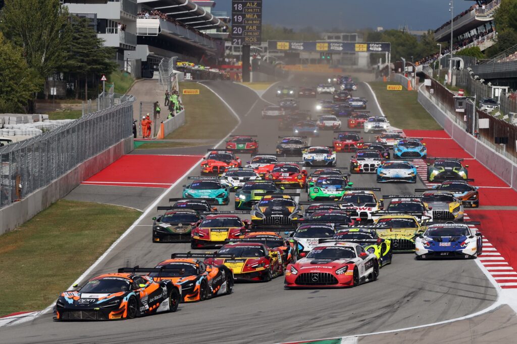 La partenza della 3 Ore di Barcellona 2025 del GT World Challenge Europe