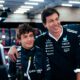 Kimi Antonelli abbracciato a Toto Wolff