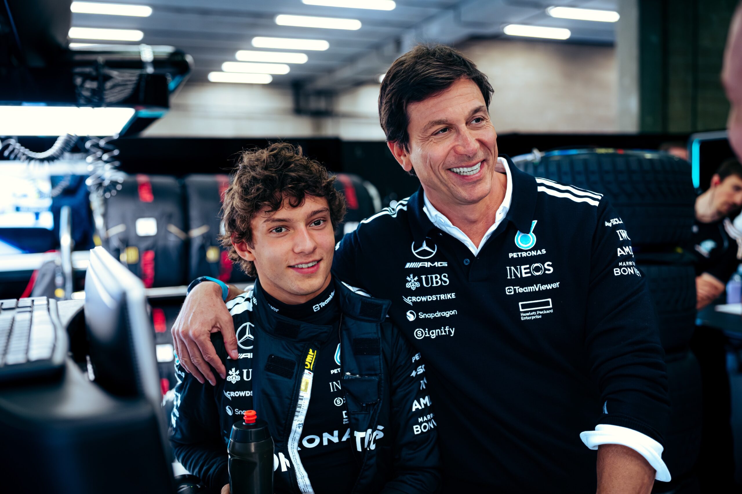 Kimi Antonelli abbracciato a Toto Wolff