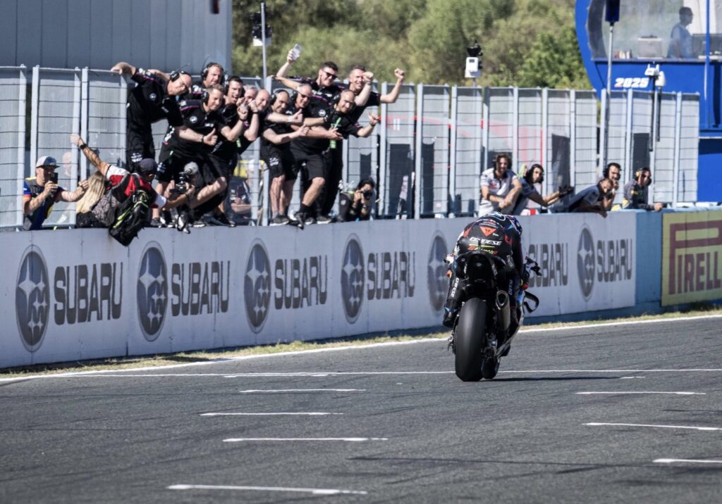 Toprak Razgatlioglu festeggiato dal team sul traguardo di Jerez