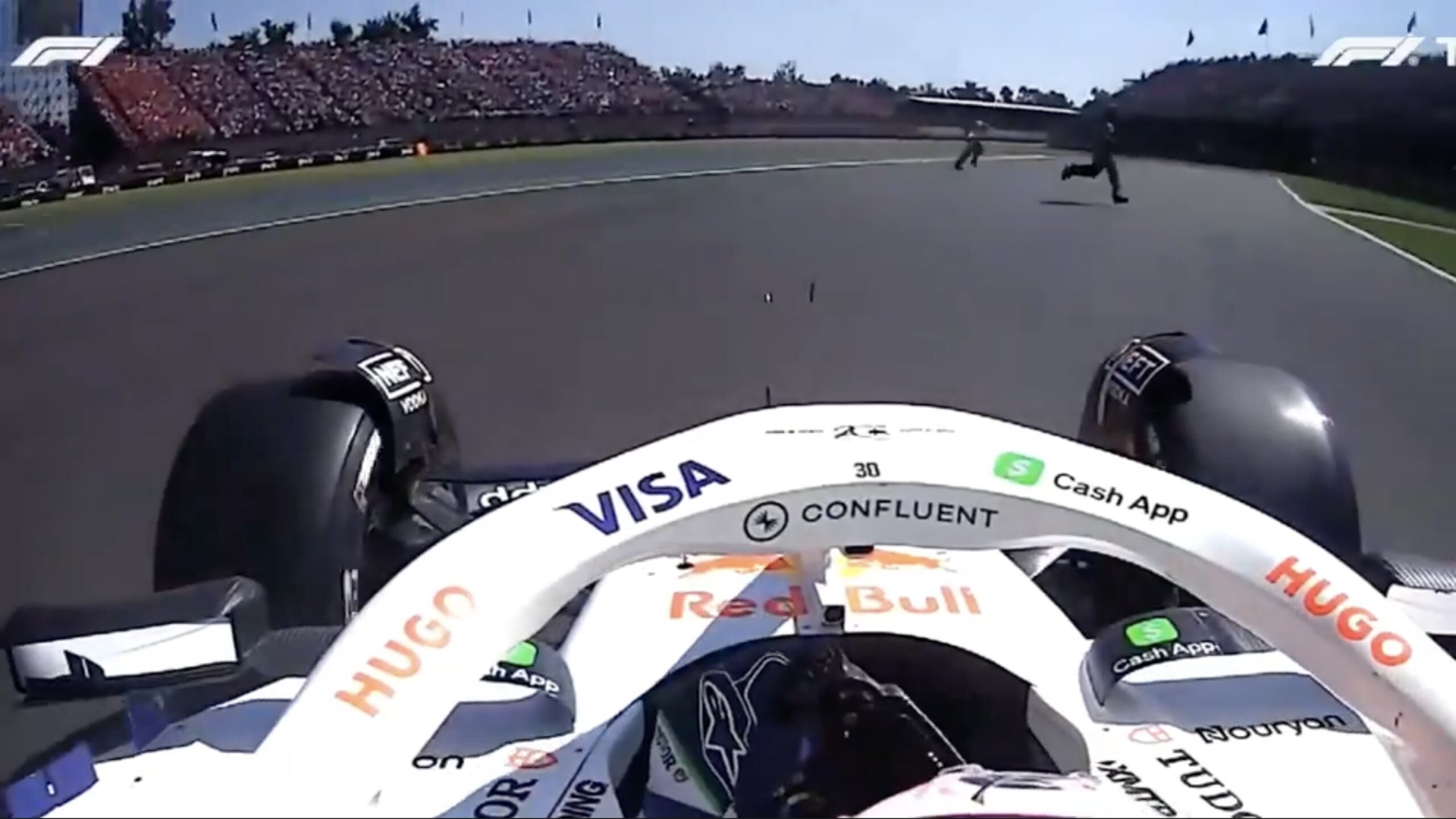 I commissari in pista davanti a Liam Lawson durante il GP del Messico 2025