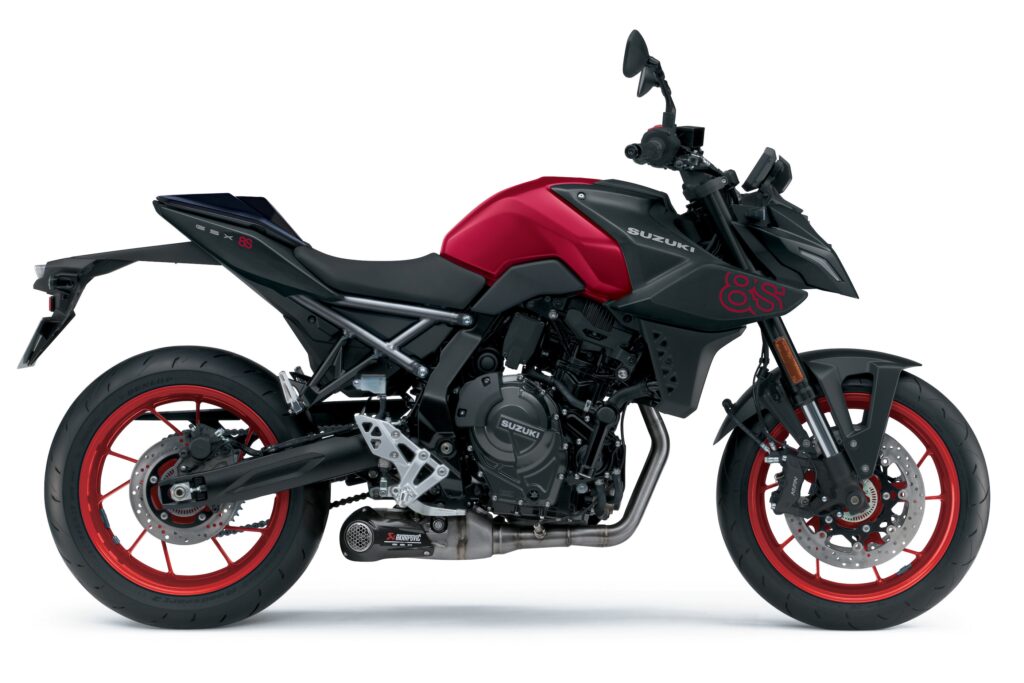 La GSX-8S EVO in versione Rosso Pechino