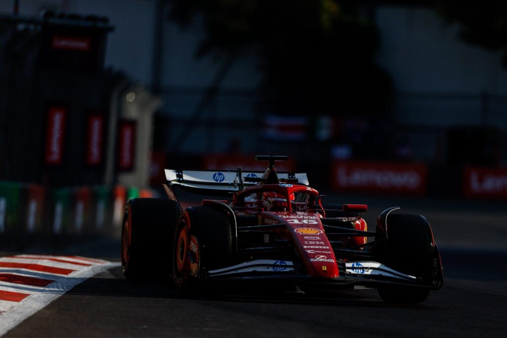 Charles Leclerc durante la seconda sessione di libere in Messico (© Scuderia Ferrari)