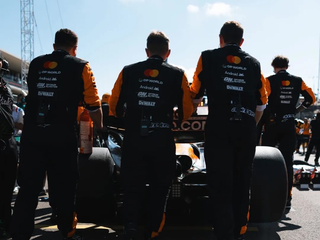 I meccanici McLaren in griglia al COTA