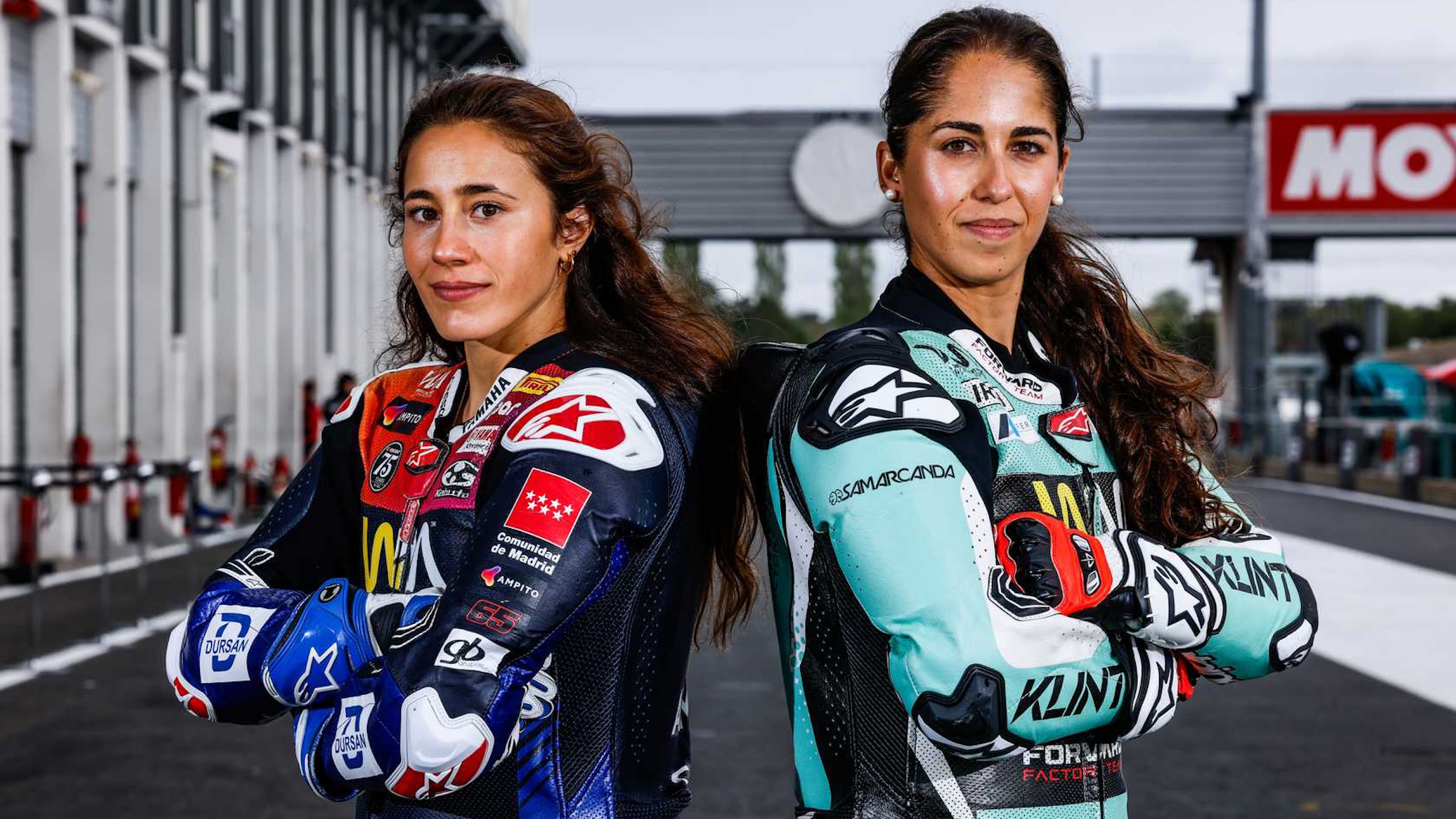 Beatriz Neila e Maria Herrera una accanto all'altra nella corsia box di Jerez prima dell'ultimo round del WorldWCR