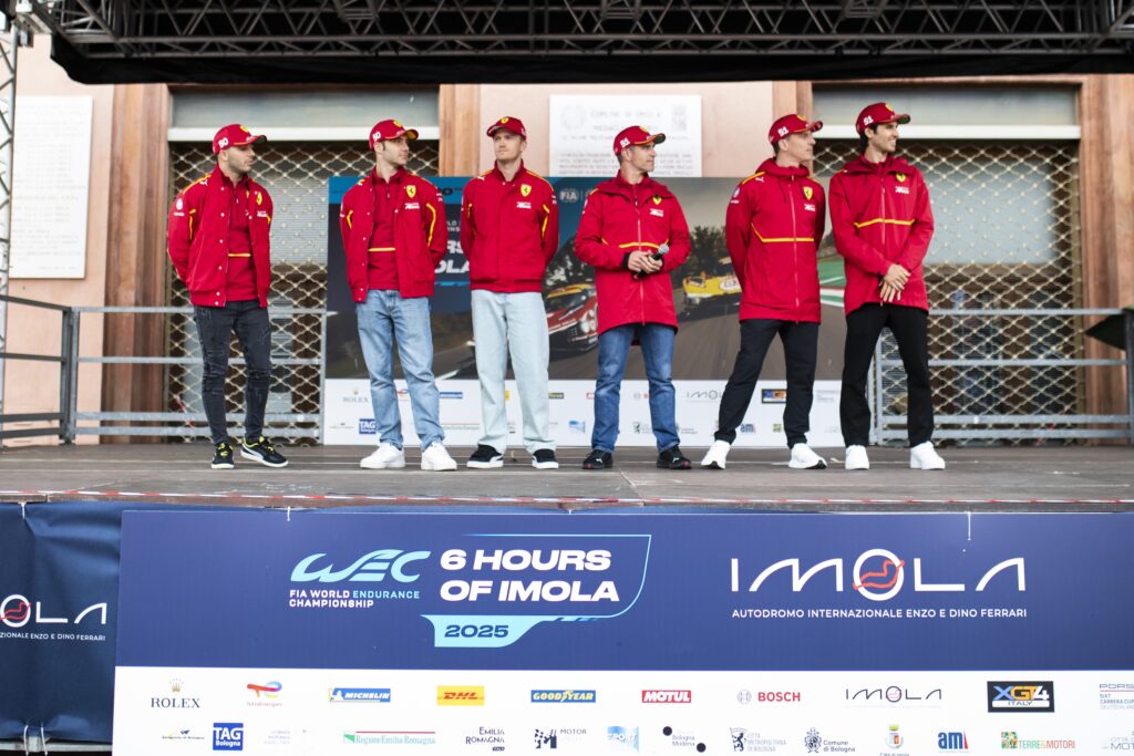 I piloti Ferrari in piazza a Imola per la 6 Ore del 2025 (© DPPI / FIA WEC)