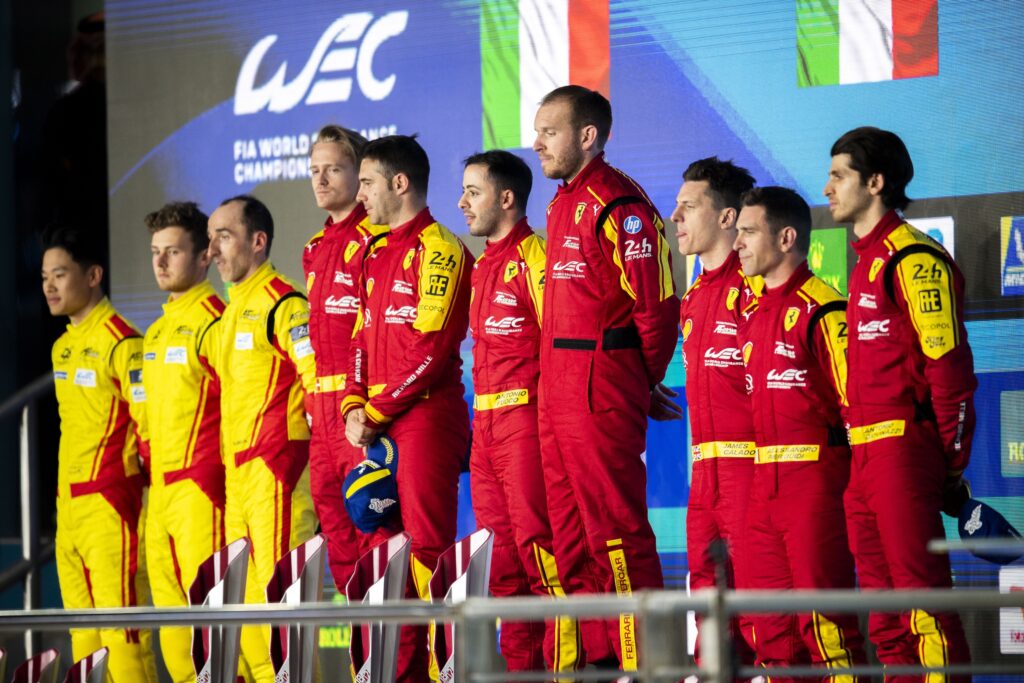 Il podio in Qatar 2025 con gli equipaggi della #83 con Ye, della #50 con Nielsen e della #51 con Giovinazzi (© DPPI / FIA WEC)