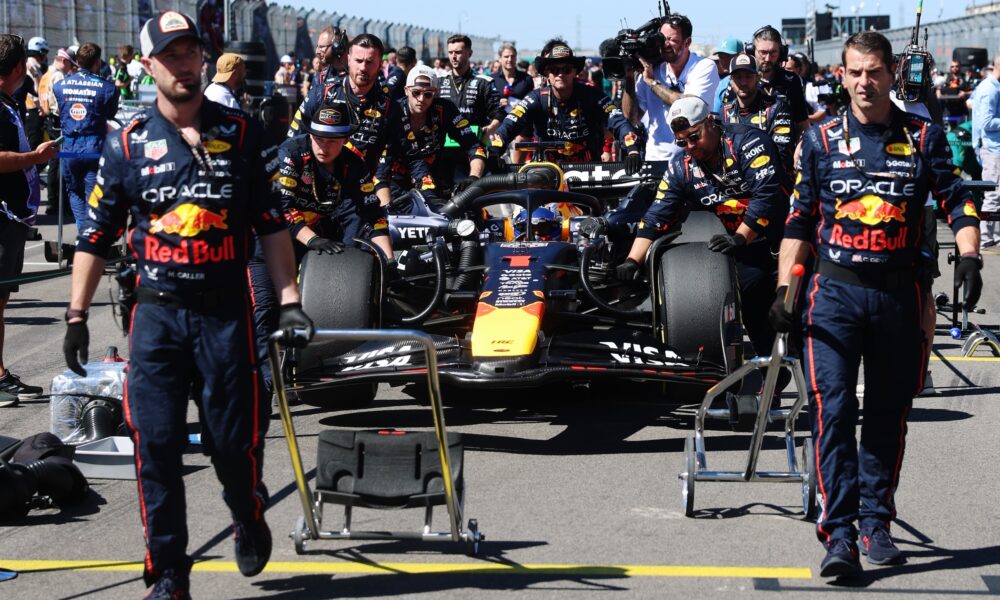 I meccanici Red Bull mentre portano la vettura di Verstappen in griglia di partenza. Il loro comportamento è costato un'investigazione al termine del GP USA