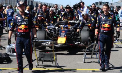I meccanici Red Bull mentre portano la vettura di Verstappen in griglia di partenza. Il loro comportamento è costato un'investigazione al termine del GP USA