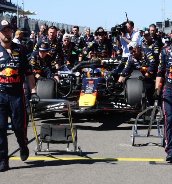 I meccanici Red Bull mentre portano la vettura di Verstappen in griglia di partenza. Il loro comportamento è costato un'investigazione al termine del GP USA