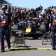 I meccanici Red Bull mentre portano la vettura di Verstappen in griglia di partenza. Il loro comportamento è costato un'investigazione al termine del GP USA
