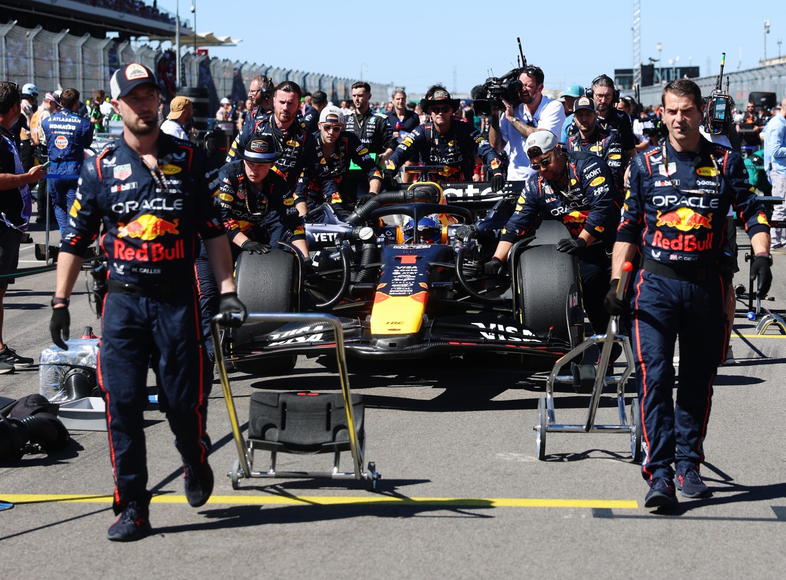 I meccanici Red Bull mentre portano la vettura di Verstappen in griglia di partenza. Il loro comportamento è costato un'investigazione al termine del GP USA