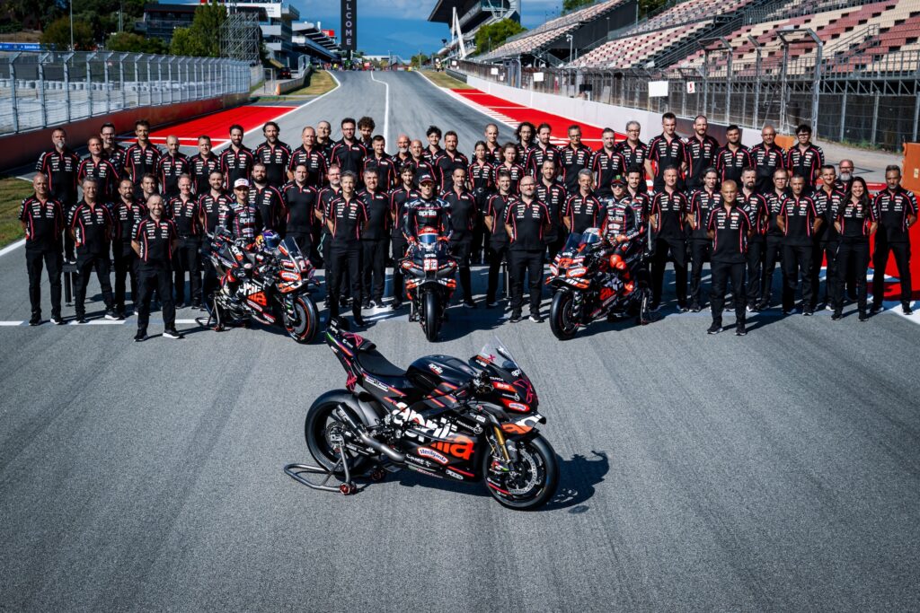Il reparto Aprilia Racing con la RSV4 X-GP
