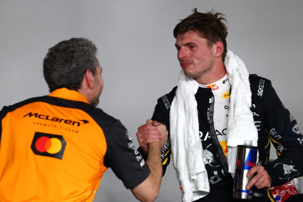 Max Verstappen stringe la mano ad Andrea Stella, team principal McLaren, dopo il GP di Singapore