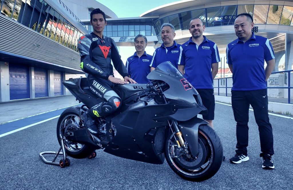 Razgatlioglu e il test team Yamaha a Jerez nel test privato del 2023