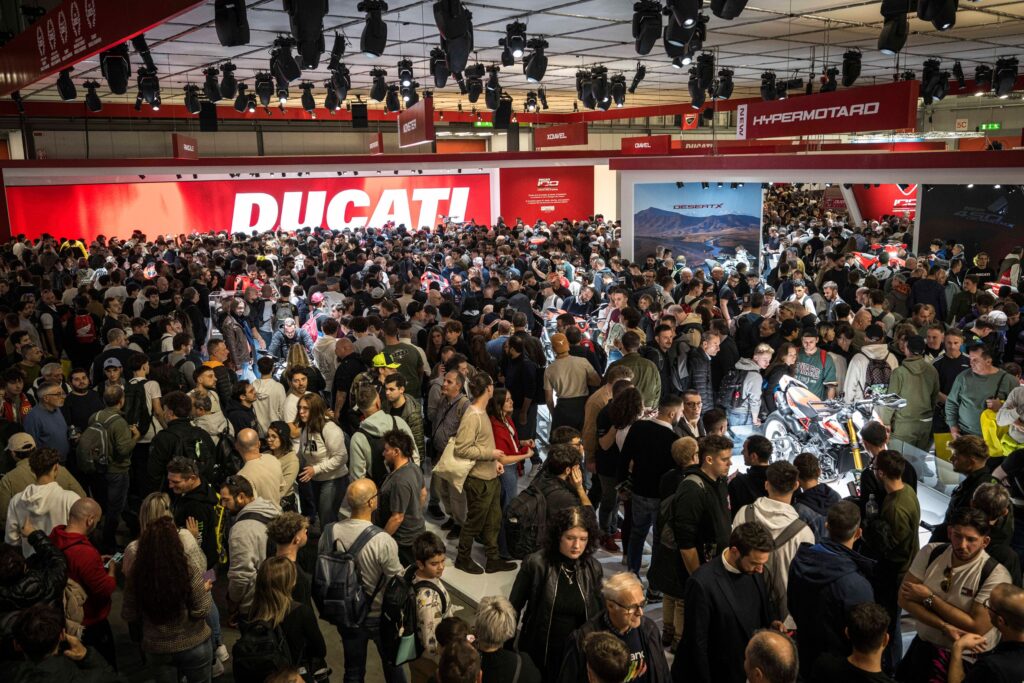 L'affluenza di pubblico allo stand EICMA 2025 della Casa di Borgo Panigale (© Ducati)