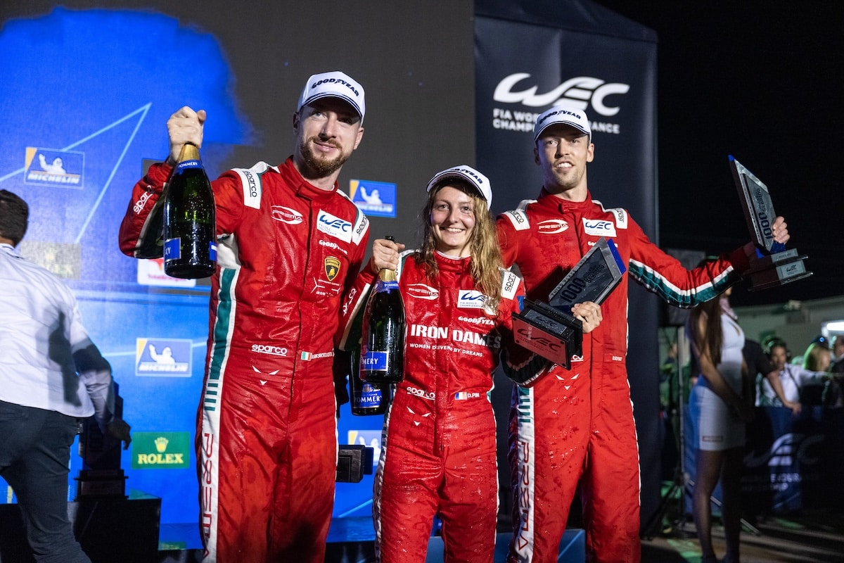 Doriane Pin con Mirko Bortolotti e Daniil Kvyat sul podio LMP2 del WEC nel 2023
