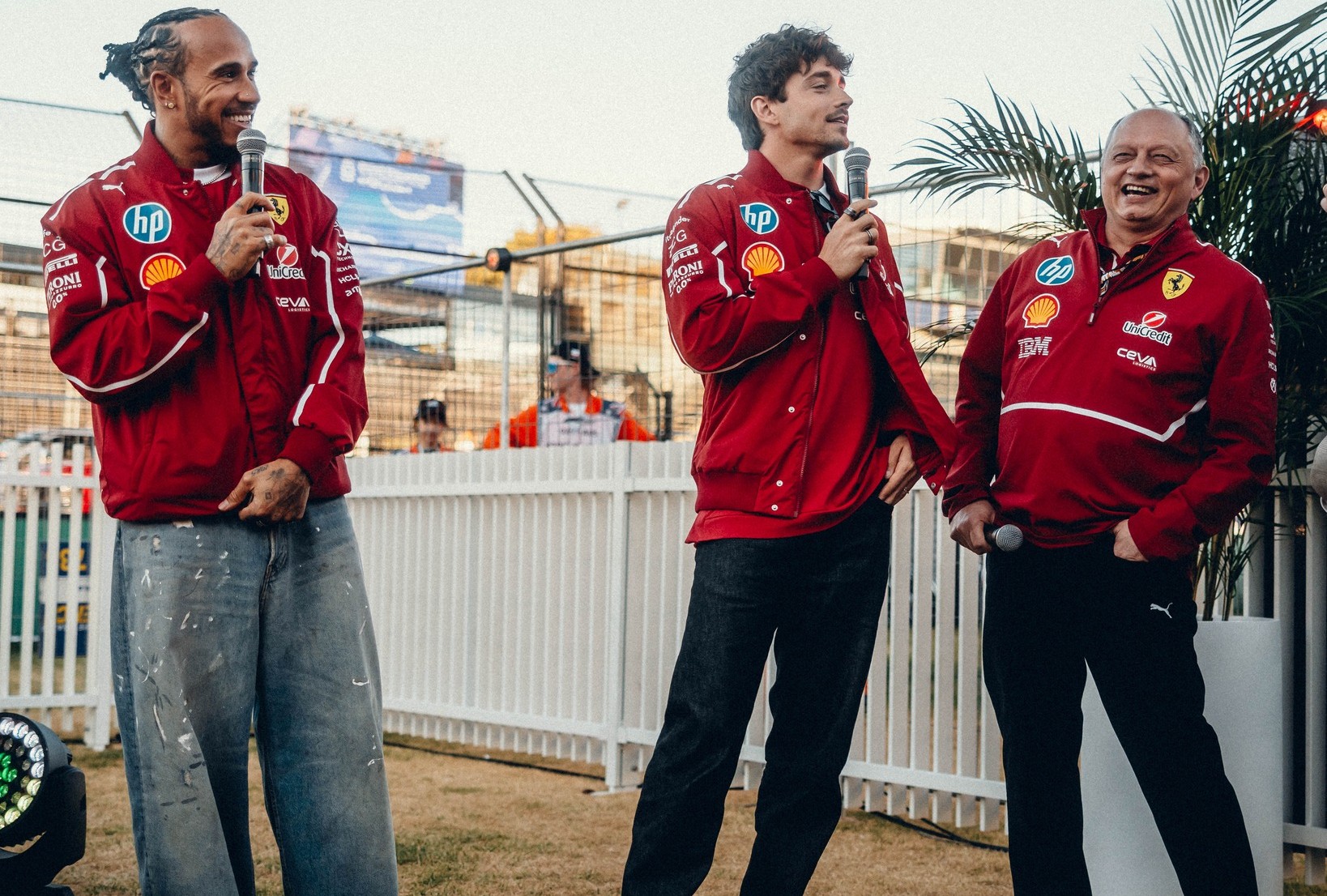 Frederic Vasseur insieme a Hamilton e Leclerc a Melbourne (© Scuderia Ferrari)