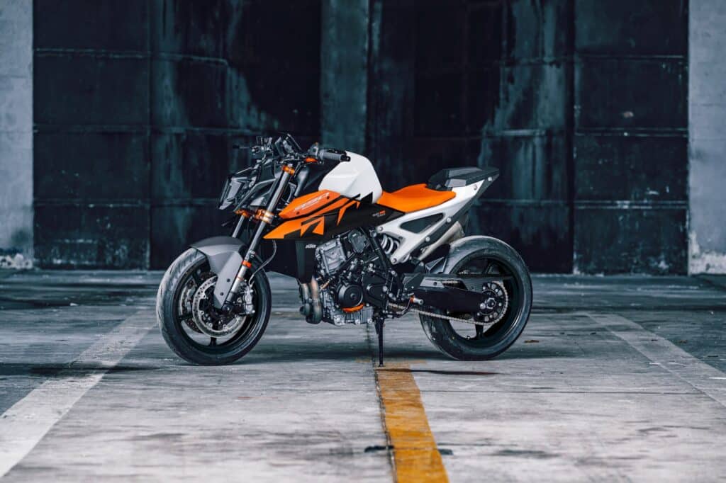 La KTM 990 DUKE 2026 nella nuova colorazione nero-arancione-bianco (© KTM)