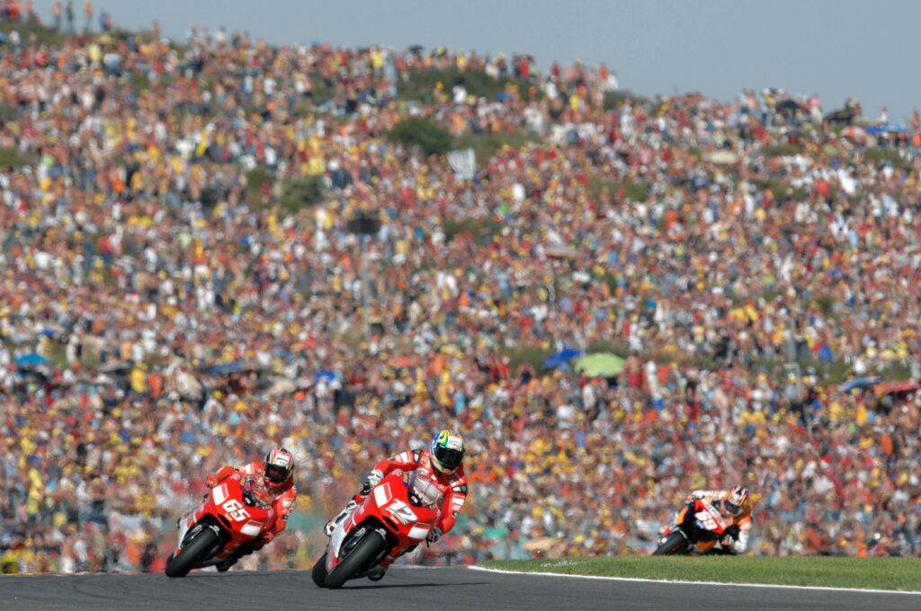 Bayliss e Capirossi in pista a Valencia nel 2006