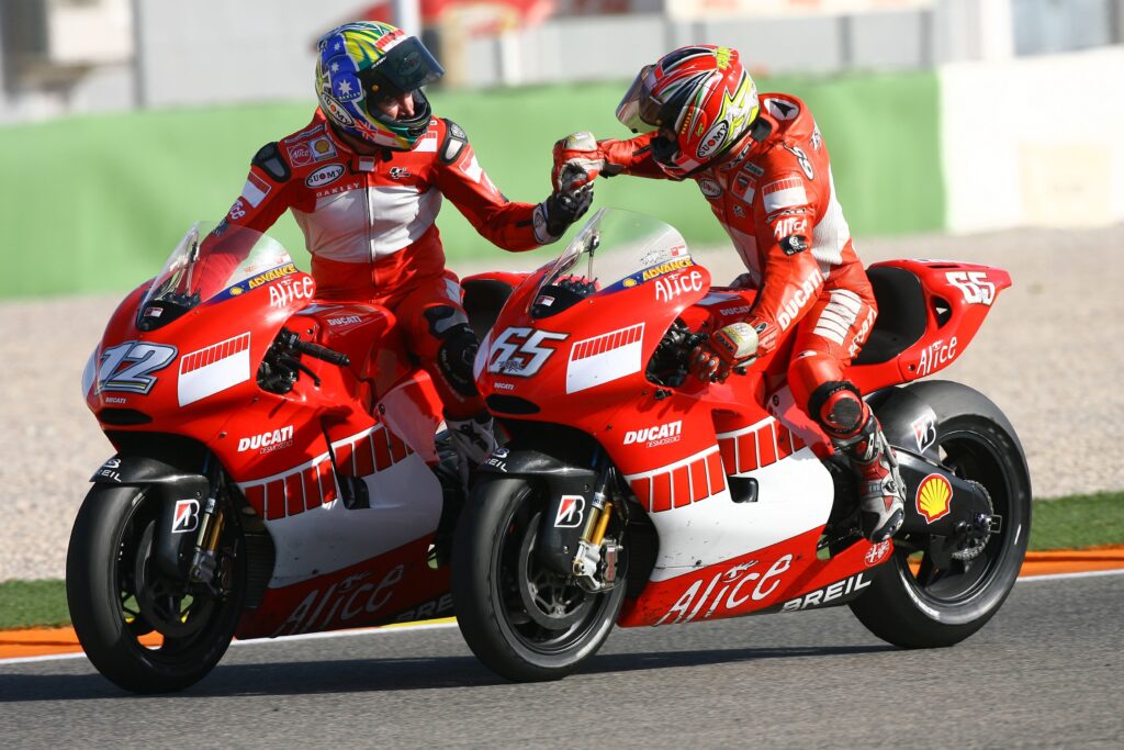 Capirossi si congratula con Bayliss dopo la gara
