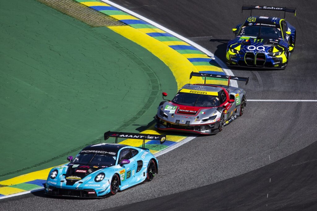 La Porsche #92 davanti alla #21 Ferrari AF Corse