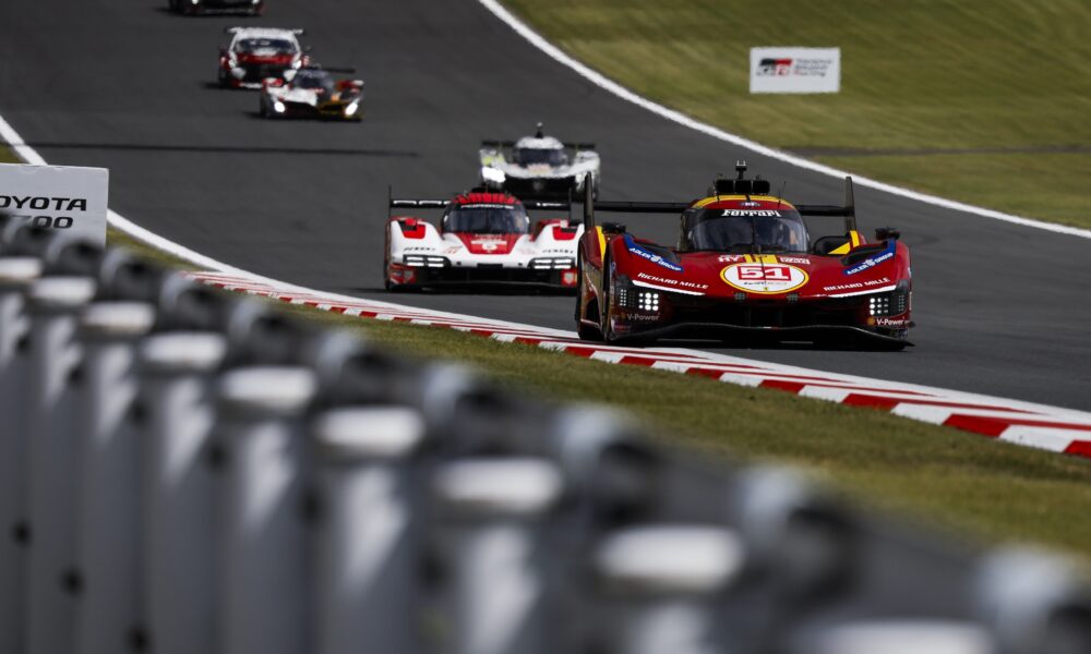 La Ferrari #51 e la Porsche #6 al Fuji
