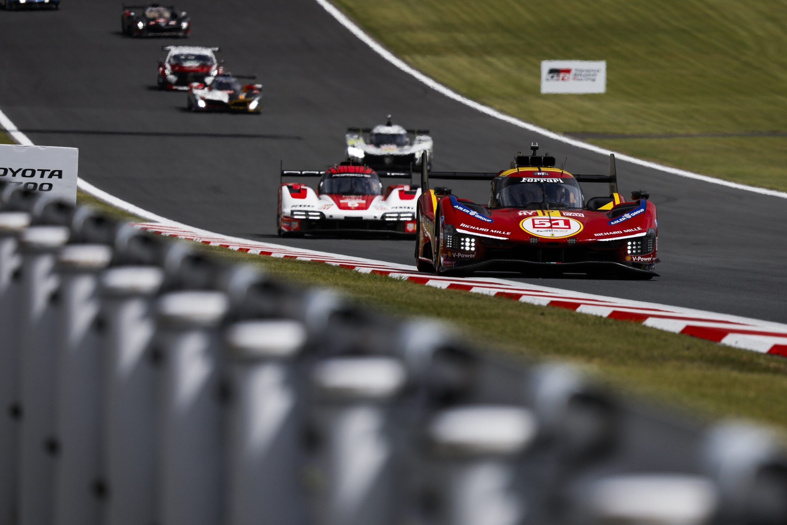 La Ferrari #51 e la Porsche #6 al Fuji