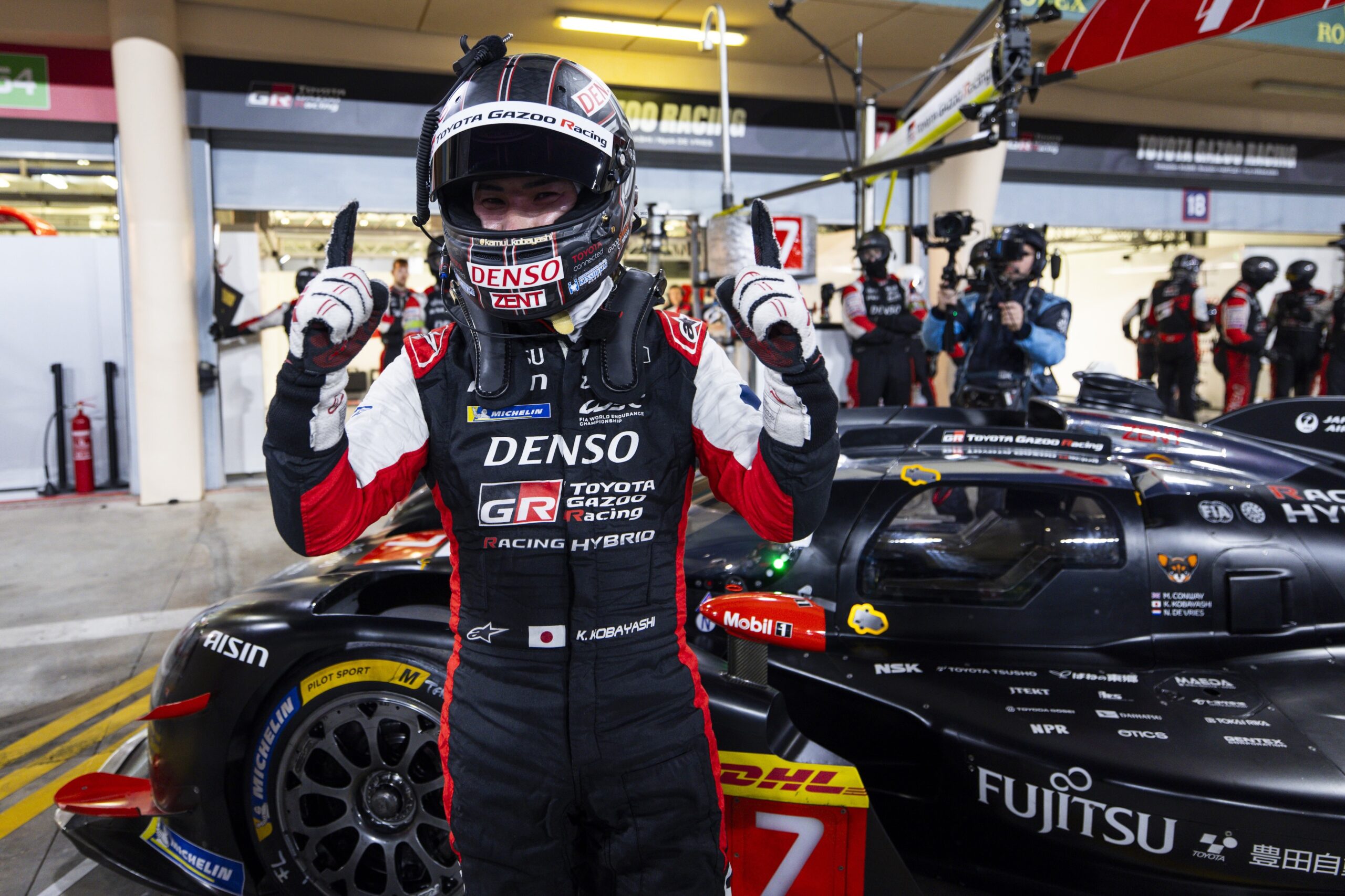 I festeggiamenti di Kamui Kobayashi per la pole position (© DPPI / WEC)