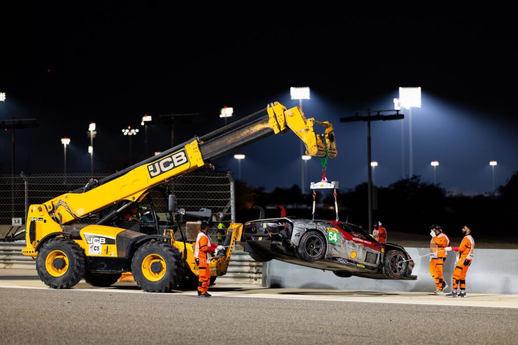 Il recupero della Ferrari #54 dopo l'incidente (© DPPI / FIA WEC)